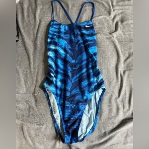 Women’s Nike Size 34 Swimsuit One-Piece